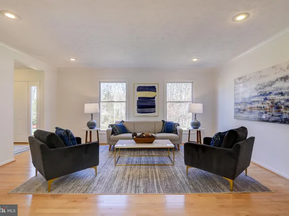 12015 Rosiers Branch Dr, Herndon, VA 20170