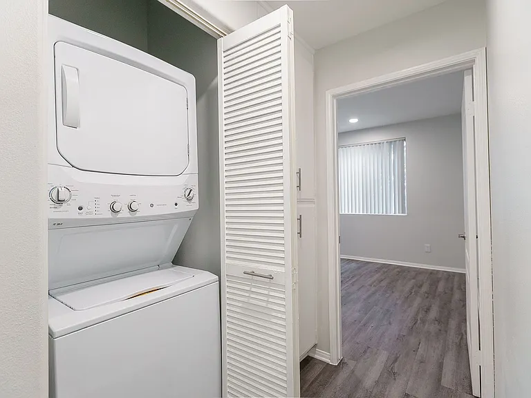 2245 Beverly Glen — Photo 25