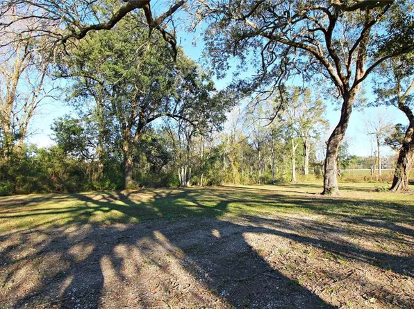 114 Oak Alley Ct, Belle Chasse, LA 70037