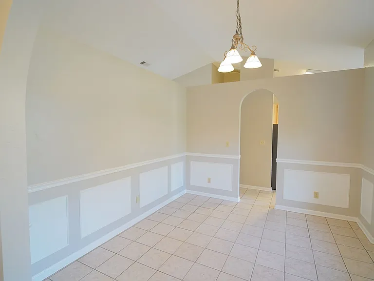 1908 Wagon Wheel Cir E — Photo 10