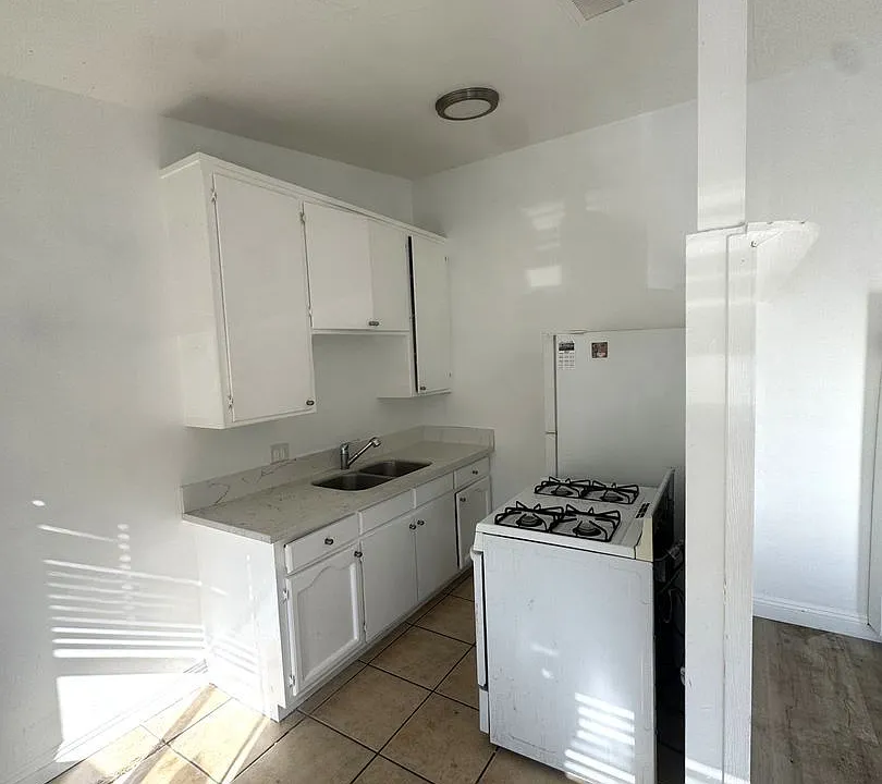 8911 S Figueroa St #12A