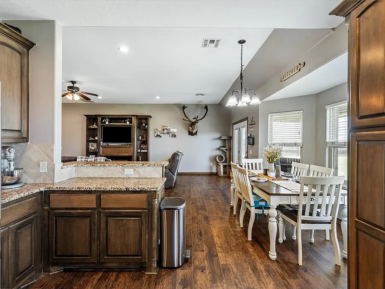 8398 SW Sun Valley Dr — Photo 13