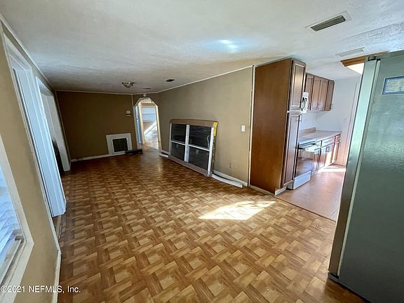 3rd image of 7922 Cocoa Ave