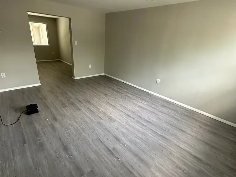 626 W Kingsway Rd — Photo 5