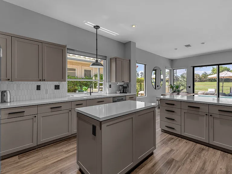 93 Kavenish Dr — Photo 12