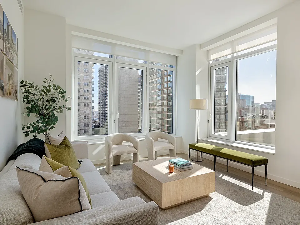 255 E 39th St #Penthouse 1C