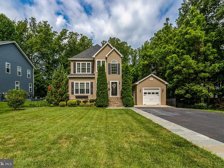 2862 Rosemary Ln — Photo 2