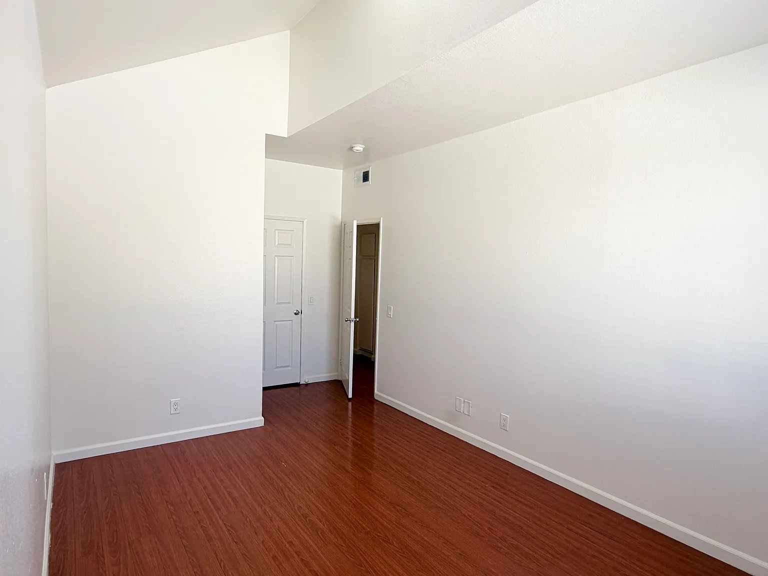 2 bed, 850 sqft, $3,200 — Photo 3