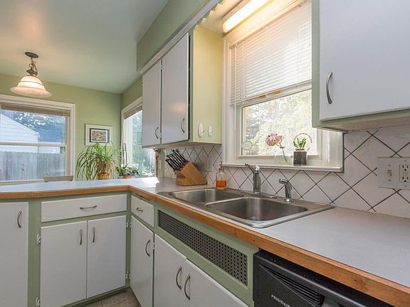 3rd image of 2516 Lorraine Ave