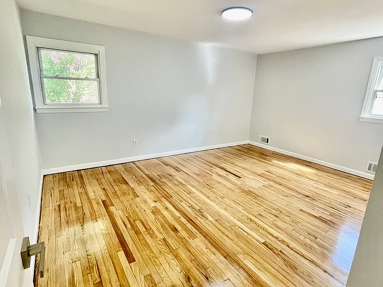 1311 Carrington St — Photo 6
