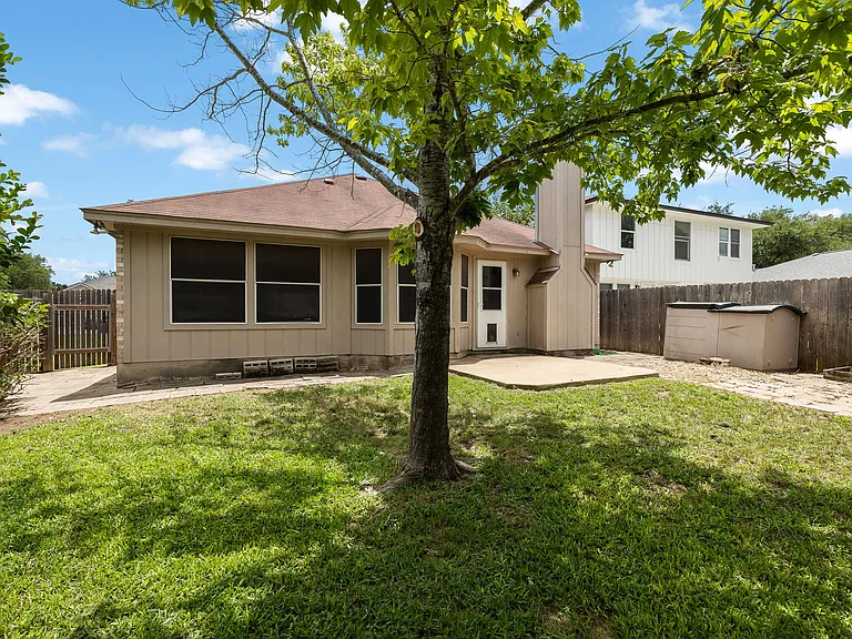 903 Luke Ln — Photo 2