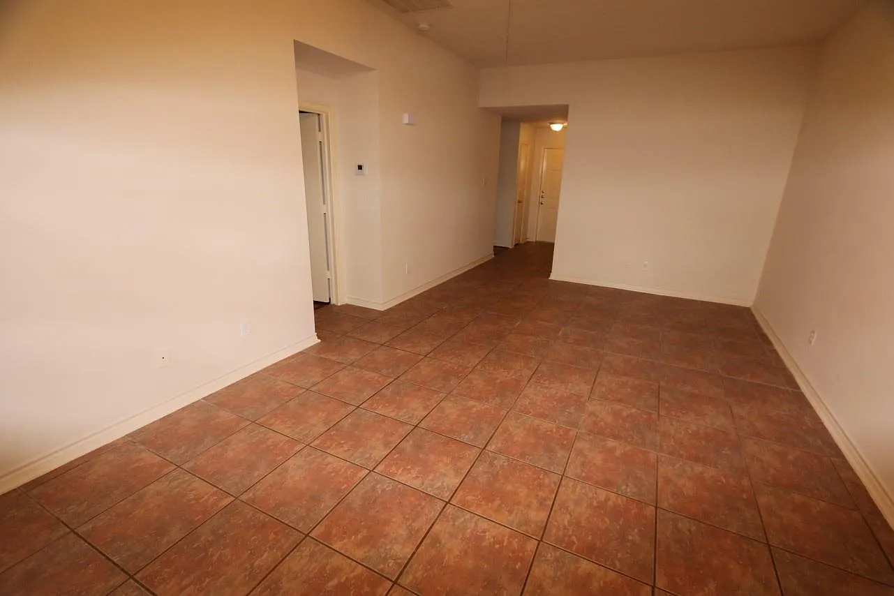 3 bed, 2.0 bath, 1232 sqft, $1,525 — Photo 3