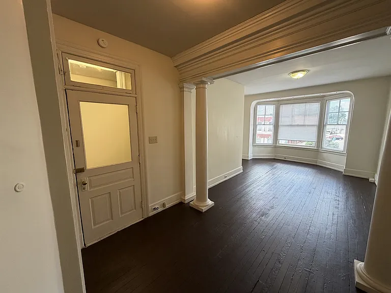 132 W Market St — Photo 2