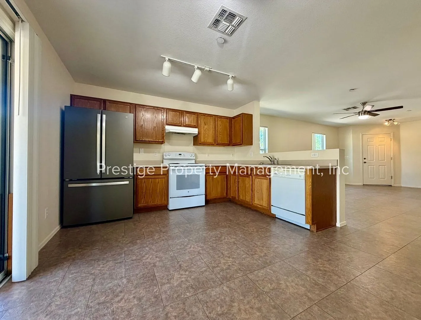Come Check Out this 2/1 on the Northwest Side With A Split Floorplan — Photo 4