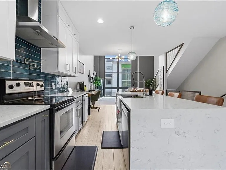 1250 Breuer Mews NW — Photo 2