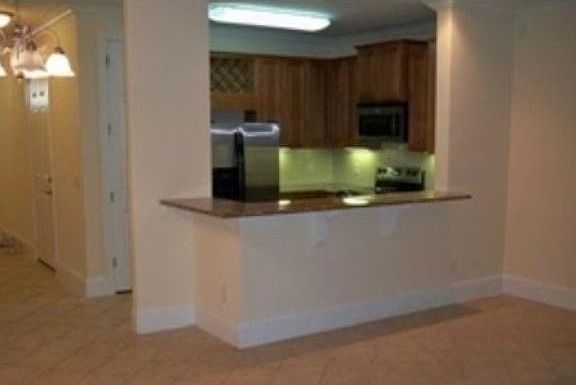 Kitchen w/ Breakfast Bar