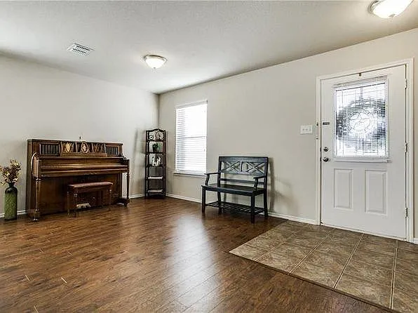 1601 Lionheart Dr — Photo 4