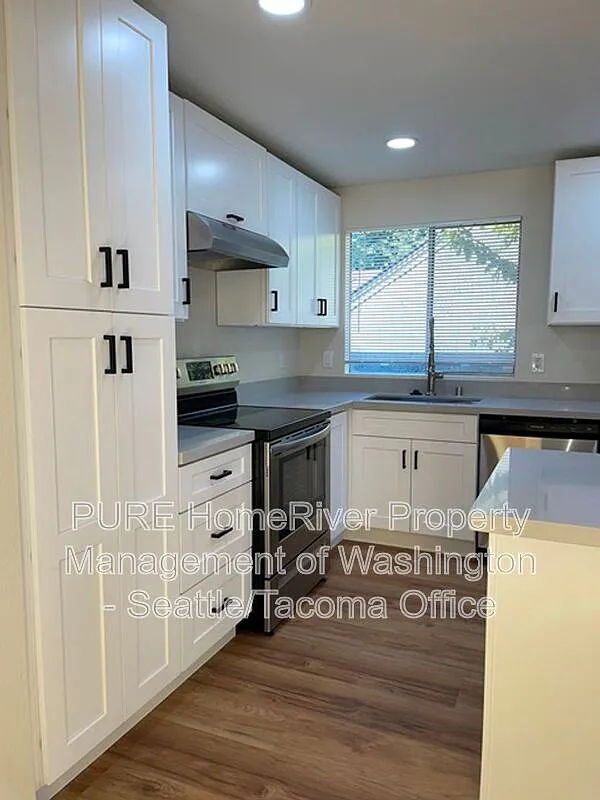 4 bed, 2.5 bath, 2210 sqft, $5,300 — Photo 2