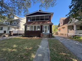 471 E 143 ST
