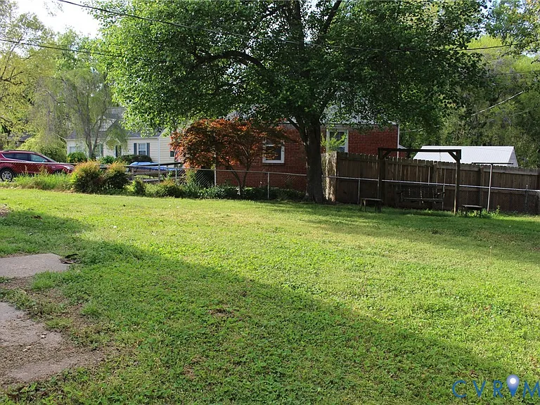 2300 Farrand St — Photo 23