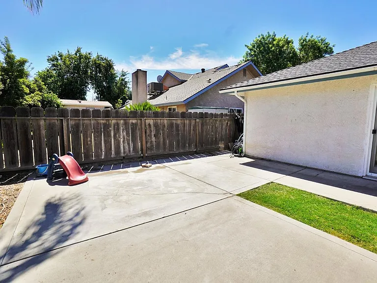 5823 E Washington Ave — Photo 32