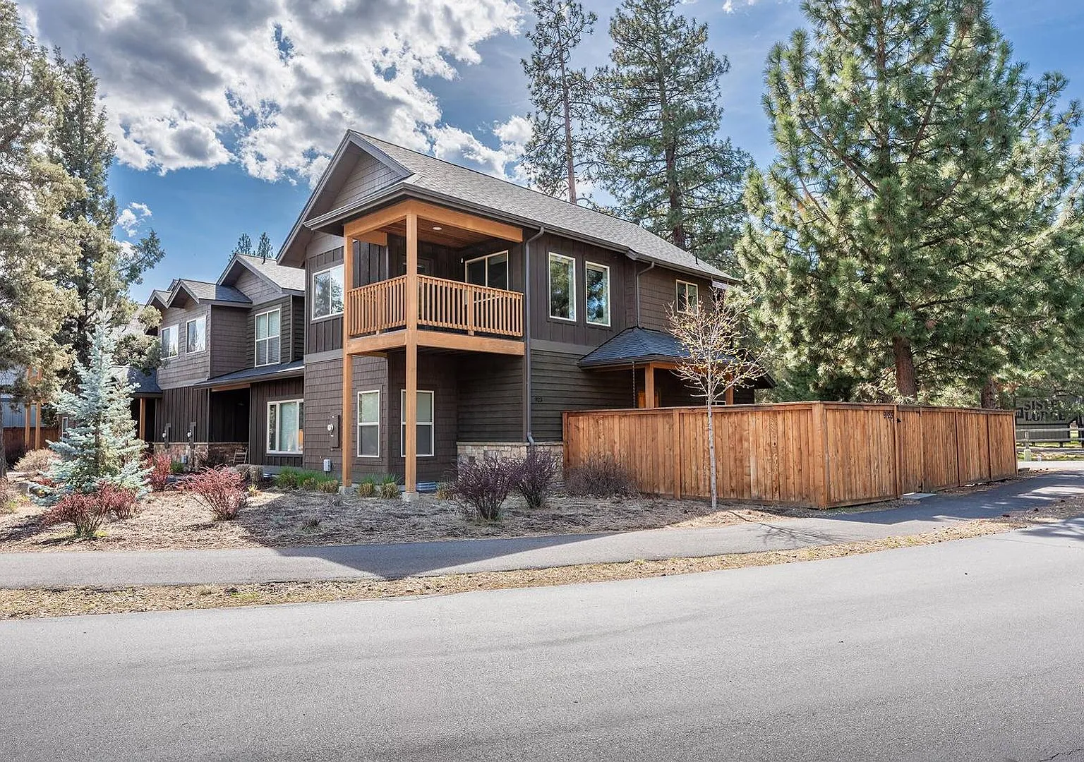 Pristine 2-bd/2-bath Townhome on Corner Lot in Sisters, OR! — Photo 1