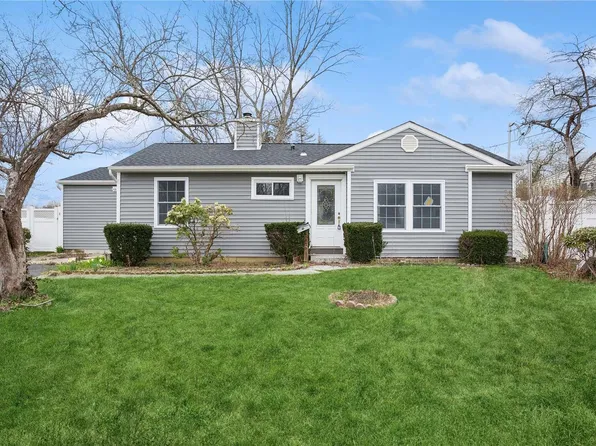 2810 Heather Avenue, Medford, NY 11763