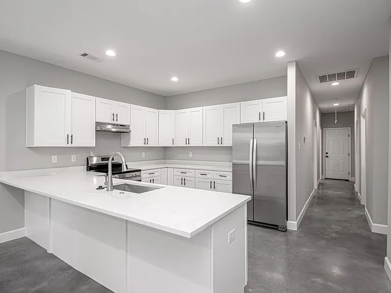 1621 Wilson Rd — Photo 2