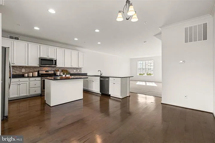 4 bed, 2840 sqft, $3,700 — Photo 2