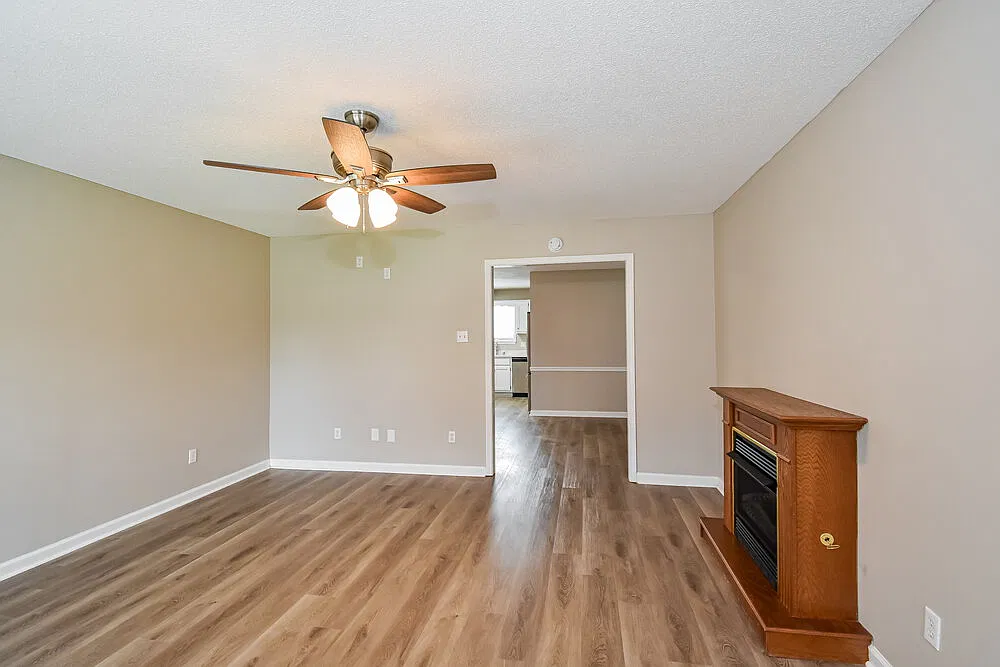 3 bed, 2.0 bath, 1299 sqft, $1,665 — Photo 4