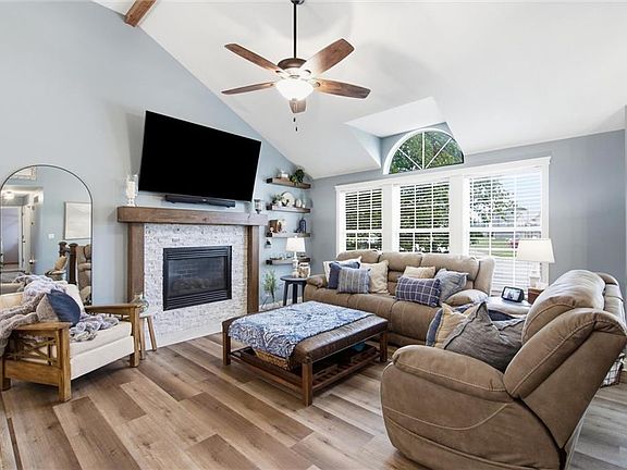 4th image of 1400 Aspen Dr