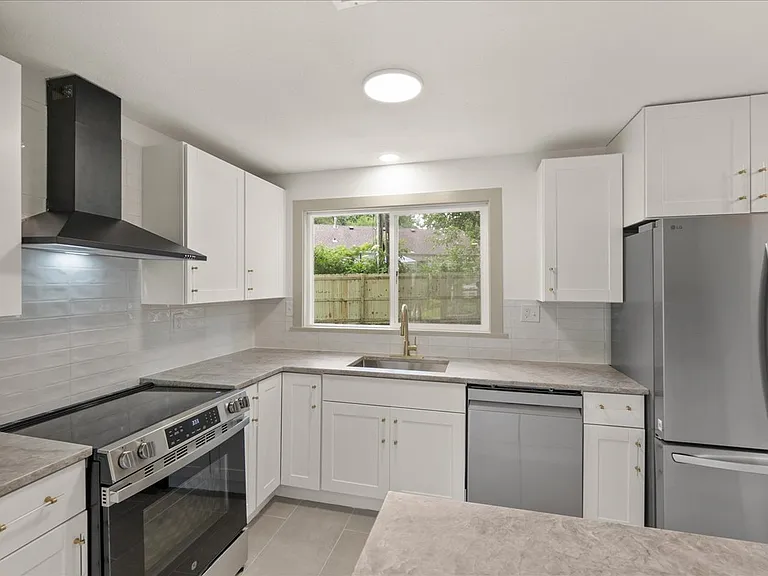 7522 High Dr — Photo 9