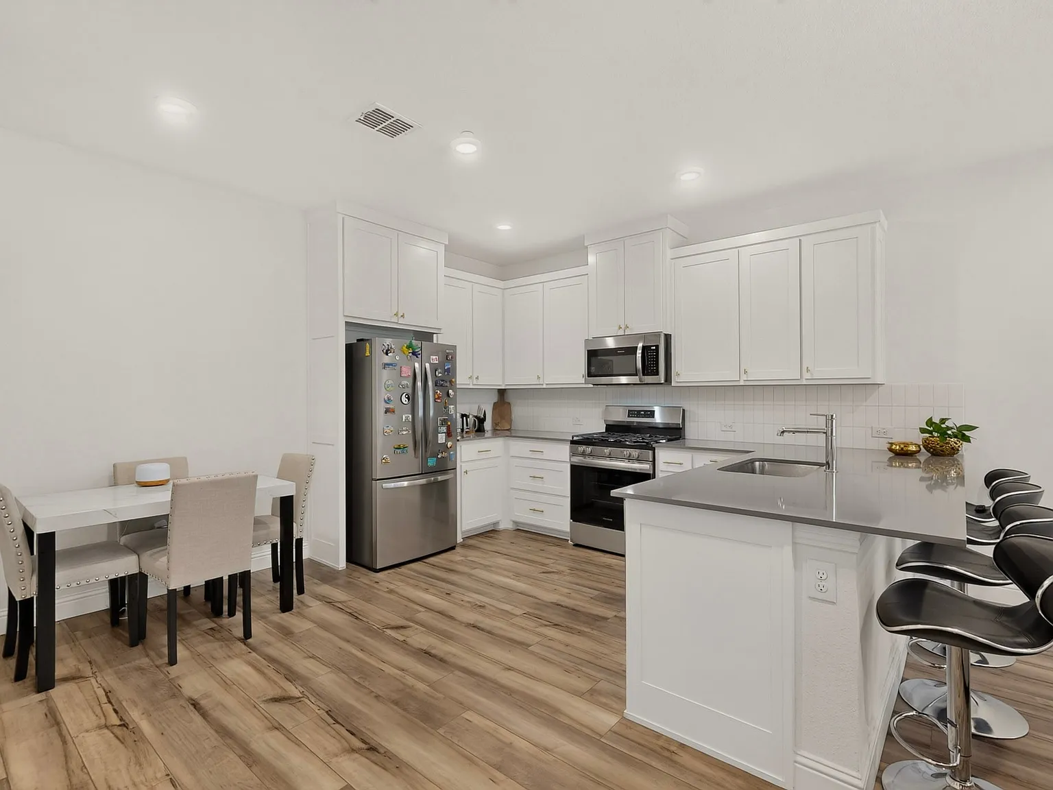 3 bed, 2.5 bath, 1763 sqft, $2,995 — Photo 2