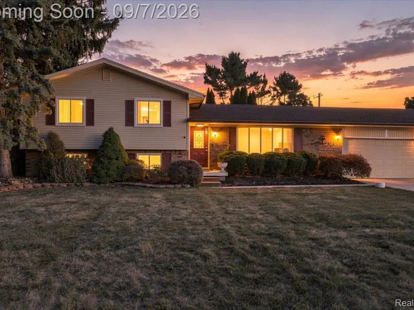 37582 Whitney Dr, Wayne, MI 48184