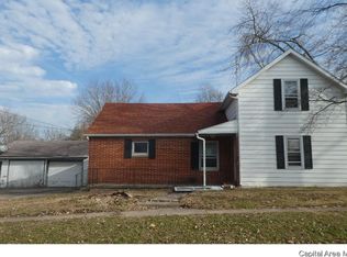 200 N 4th St, Riverton, IL 62561