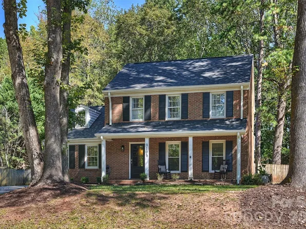 9108 New Towne Dr, Matthews, NC 28105
