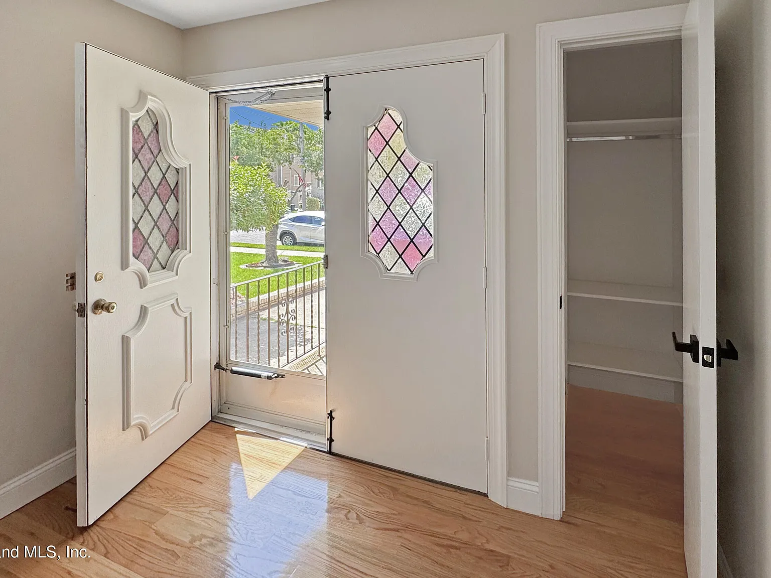 3 bed, 1.0 bath, 1904 sqft, $3,500 — Photo 3