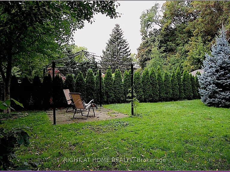 529 Simcoe St — Photo 23