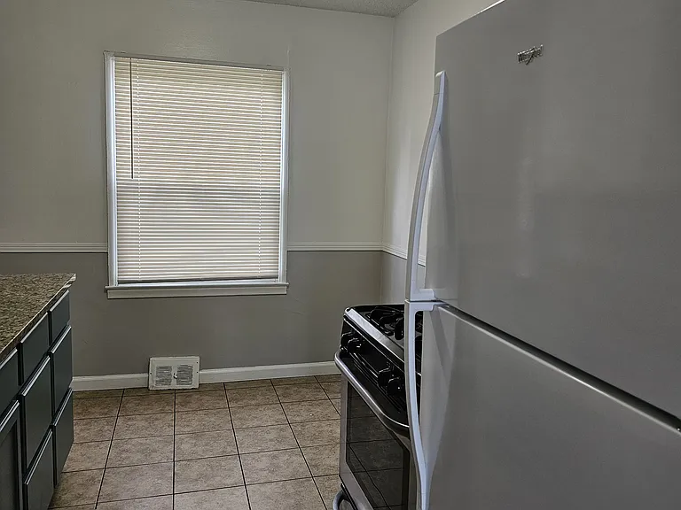 528 E Dallas Ave — Photo 7
