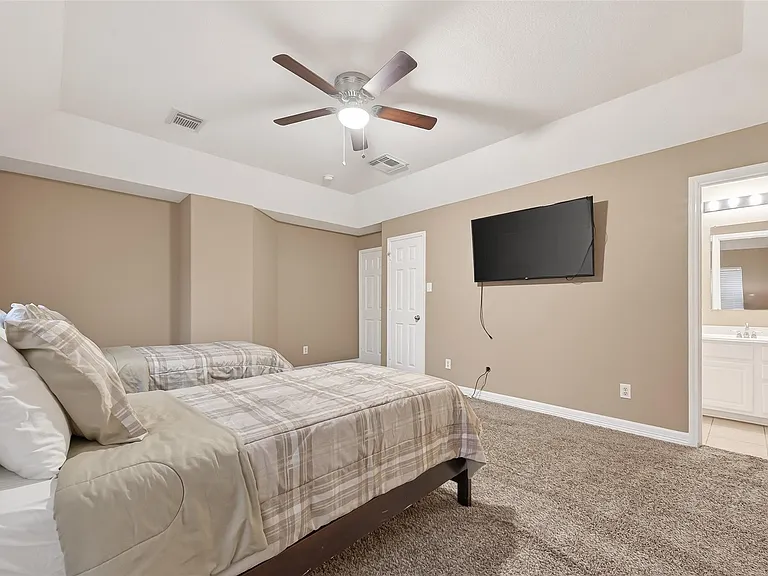 21103 Falcon Creek Ct — Photo 38