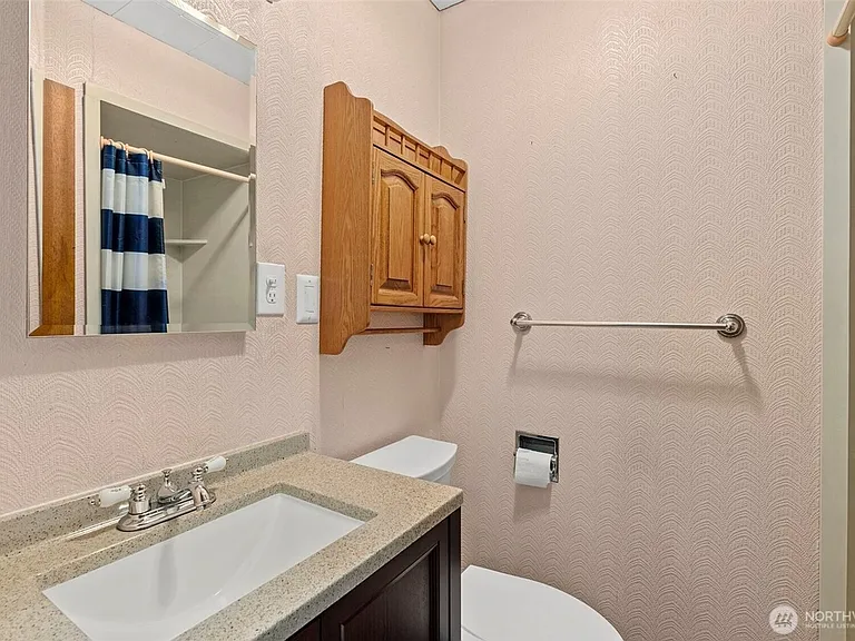501 N Oak St — Photo 12
