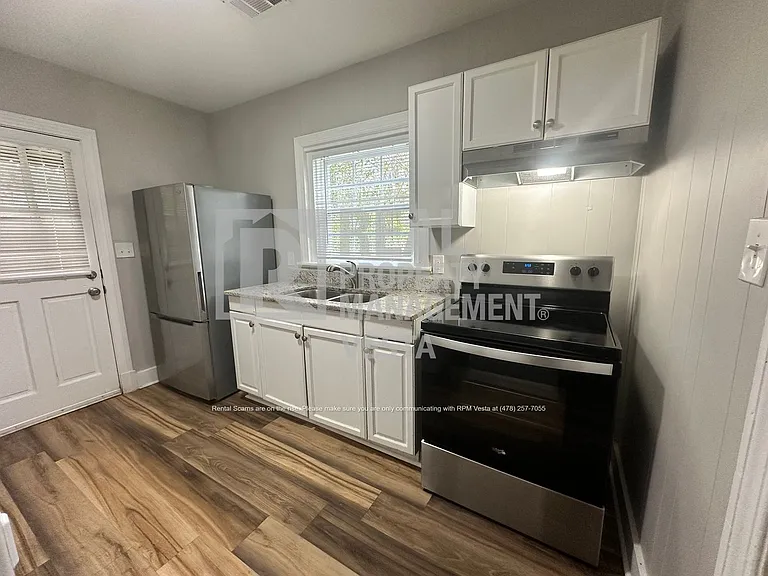 1076 Carlisle Ave — Photo 4