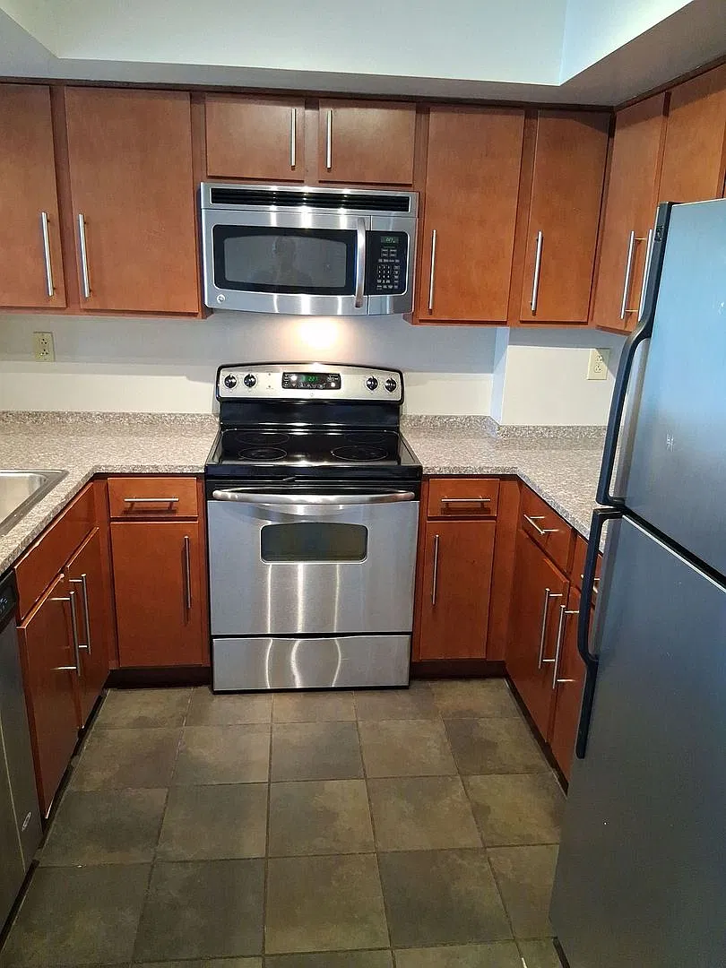 8th floor Lake Plaza unit - lease includes 3 parking spaces!! $4200/month - sign now, move in 8/1... — Photo 2