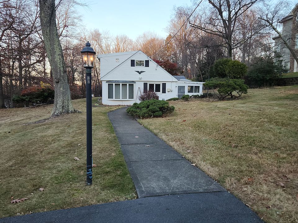 1st image of 27 Strawberry Hill Ln