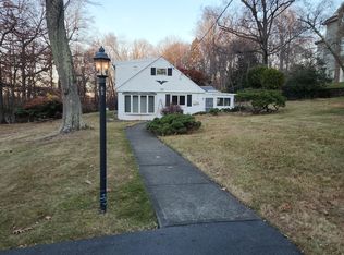 27 Strawberry Hill Ln, West Nyack, NY 10994