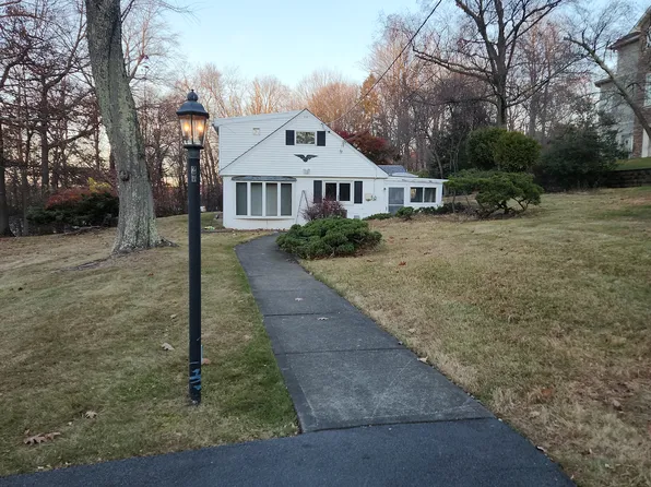 27 Strawberry Hill Ln, West Nyack, NY 10994