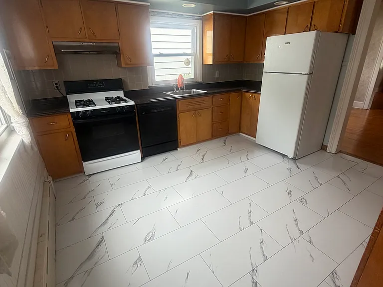 1717 Sanderson Ave — Photo 6