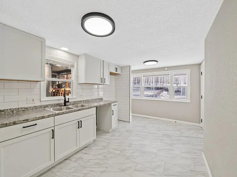 2713 Elmwood Ave — Photo 4