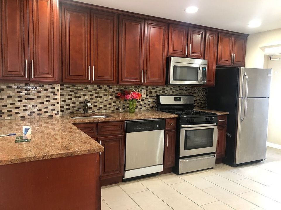 1st image of 921 E 88th St #1