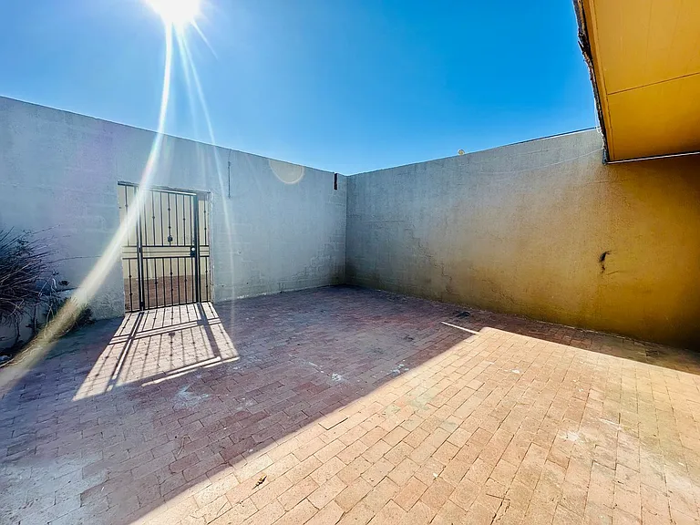 1 and 2 Bedroom Townhomes Near Downtown Tucson! Renovated with Off Street Parking! — Photo 17